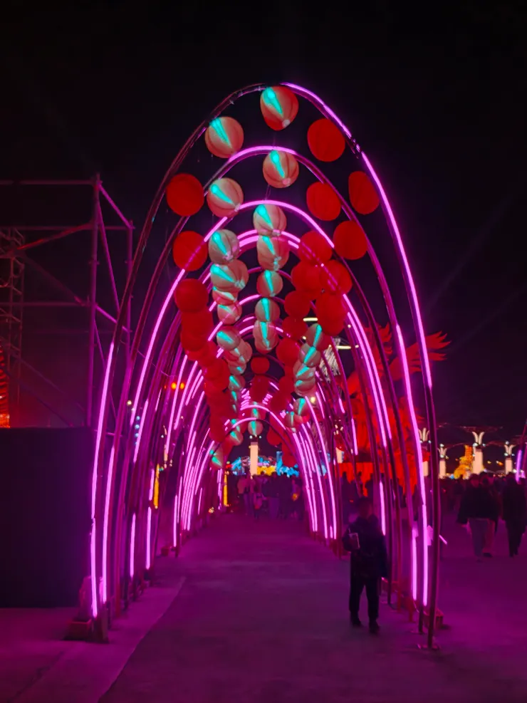 △像踏入時空隧道的小朋友