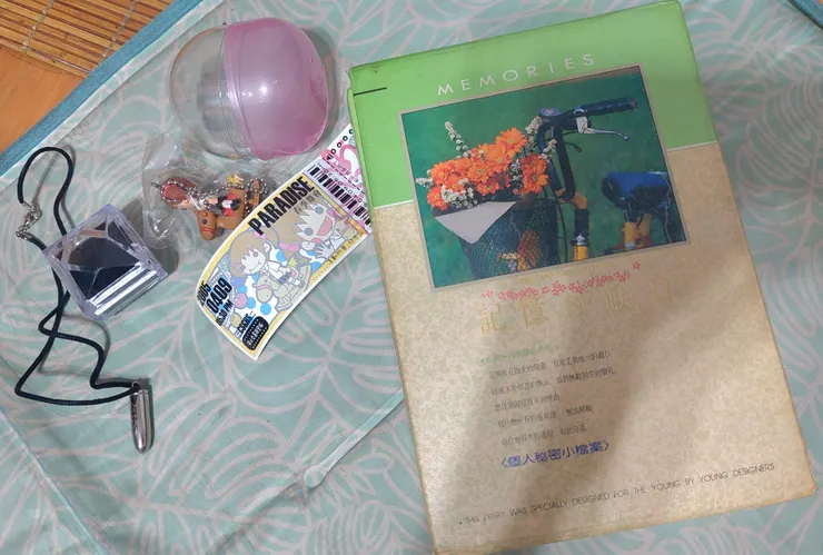 高中手寫日記與學校舞會門票