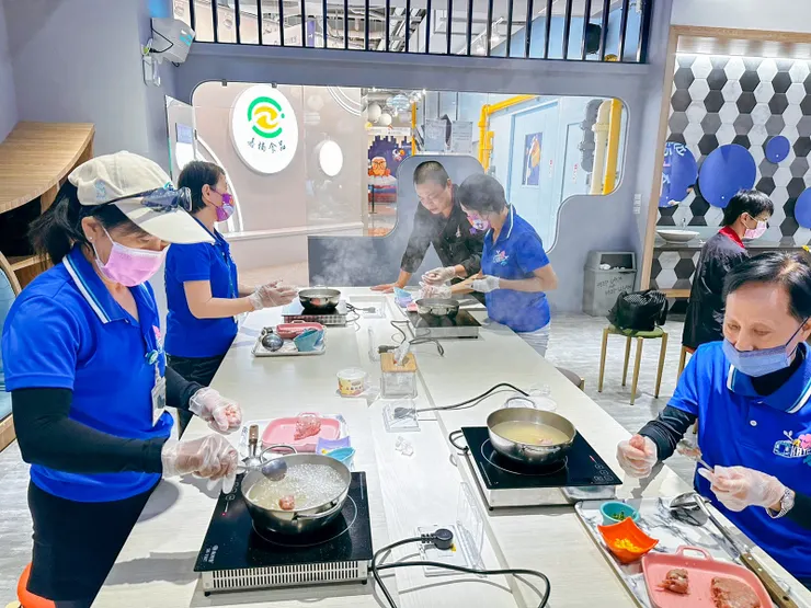 ▲&nbsp;在知道貢丸的美味秘密後，遊客們還可以在丸聚DIY教室親自動手做貢丸，還可以免費試吃大快朵頤！（圖／嘉楠食品提供）