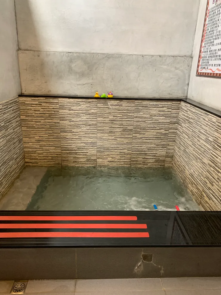 湯池簡單乾淨，出水量大又快