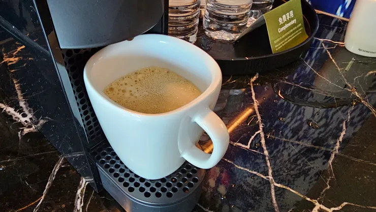 在房間泡膠囊咖啡搭配生日蛋糕一起享用!