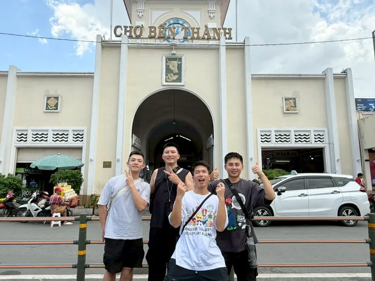 門口拍照時還遇到一個大姊幫我們拍完照後，就換我們幫他拍，但他遲遲不滿意照片，一直要重拍，我覺得不滿意的應該是她老公的臉，隨著時間越來越臭。