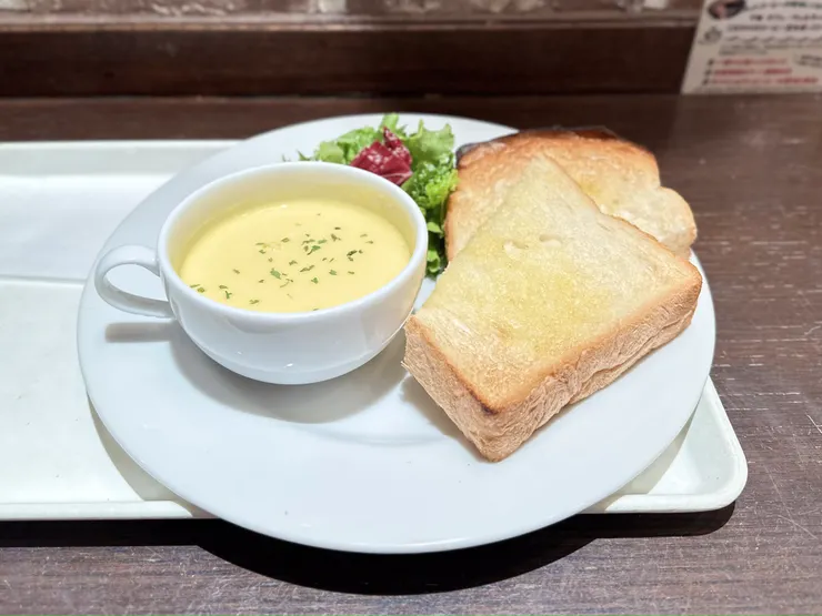 雖然只是簡單的栗米濃湯配多士（吐司），似乎更能突顯京都麵包的香甜軟熟