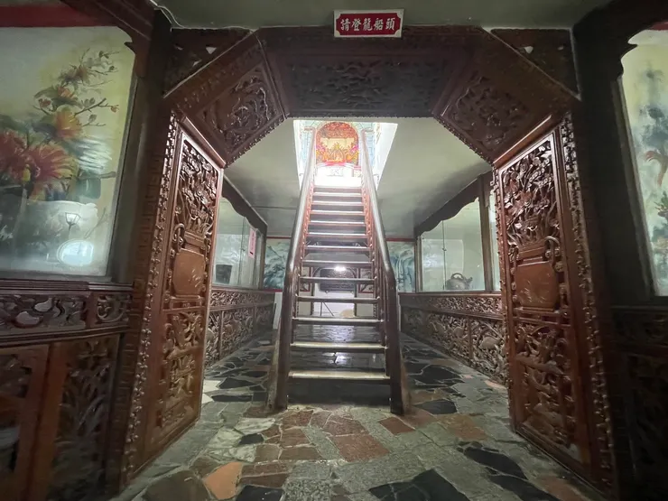 不登🐲船頭，可以直接繞到後面出口