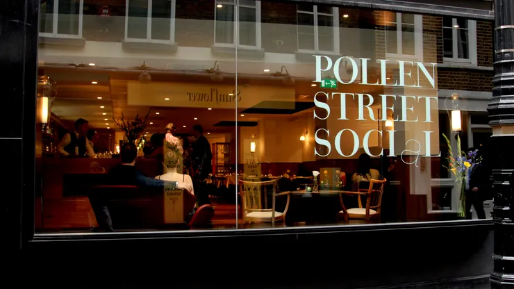 餐廳內相比於其他客人的絲緞小晚宴服與羊毛訂製西裝,幾位美麗高挑的服務人員,不因自己服裝的格格不入而有絲毫異樣,仍然態度親切地領自己進門、掛外套換名牌,笑容殷殷地帶位