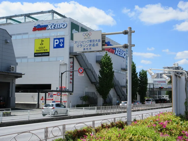   馬路上也設立一個很大的指標