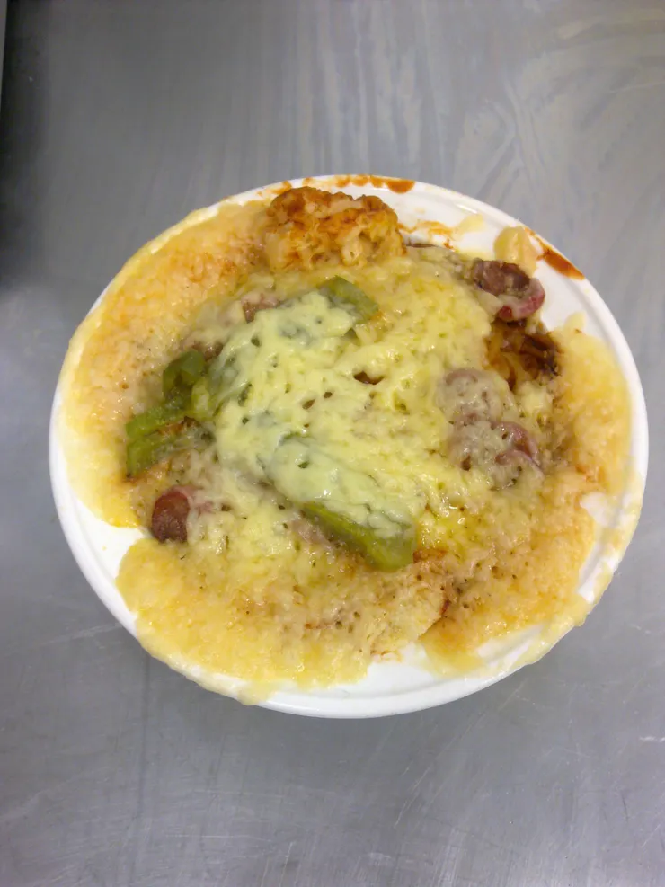 這裡的起司很便宜...雖然外觀不怎樣,但是很可口!這是焗烤飯,綠綠的是青椒,都只能用微波爐,也不能要求太多了!有的背包客棧有烤箱..這裡只有烤麵包機