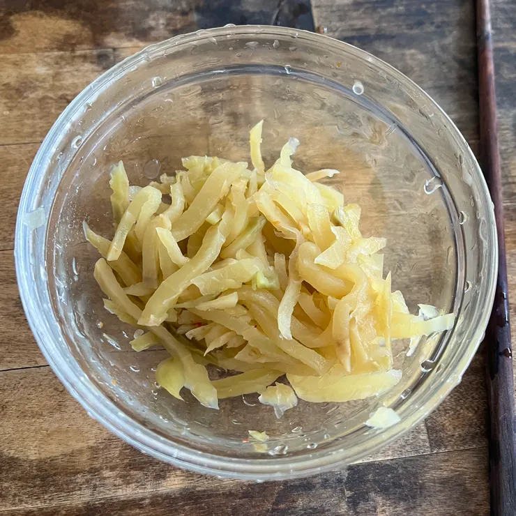 泡過水之後的榨菜,不知道是不是心理作用,覺得顏色淡了些