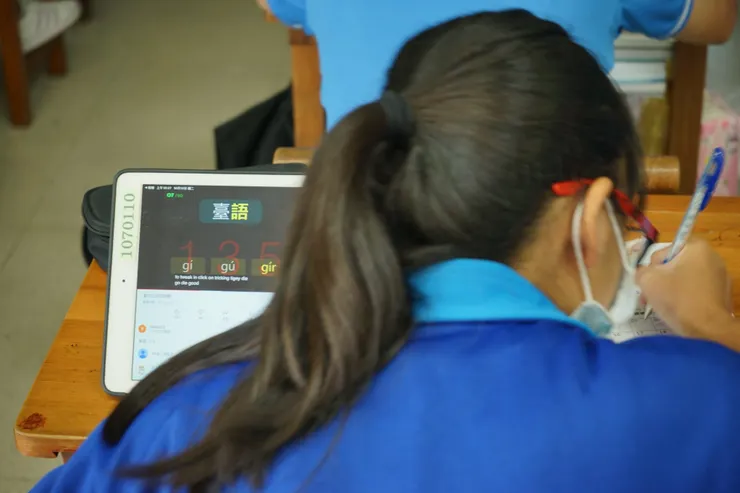 透過簡易的口音測驗，目的不在於考驗學生聽力，而在於去認識語言當中細微的差異。