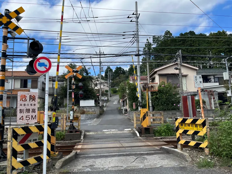 勝沼神社平交道，往上坡走就是了！