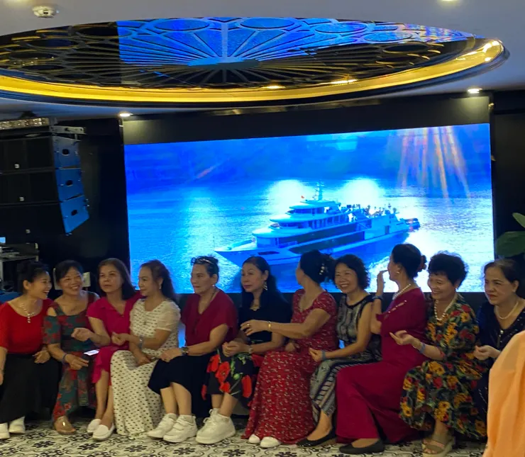 一群開心在舞台前合照的盛裝姊姊們