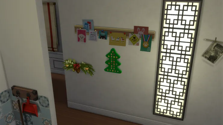 這面牆上平常也用來掛飾物，例如生活照。