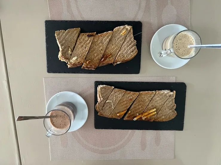 葡萄牙之旅的最後一頓早餐很樸實，口味不同的烤土司三明治，還有熱飲。