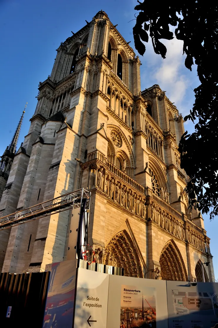 【七百年聖母院浴火慘況腦海猶存 重建圍籬呈現從事團隊歷史人文！】