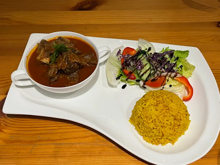 家常東歐料理 牧羊人紅酒燉牛肋(金盞花薑黃香料飯)   415元