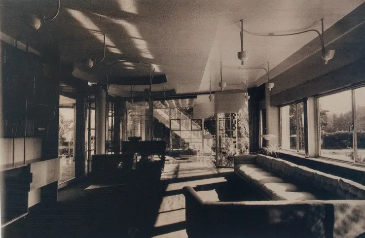 照片：過去的壁爐和燈具已消失