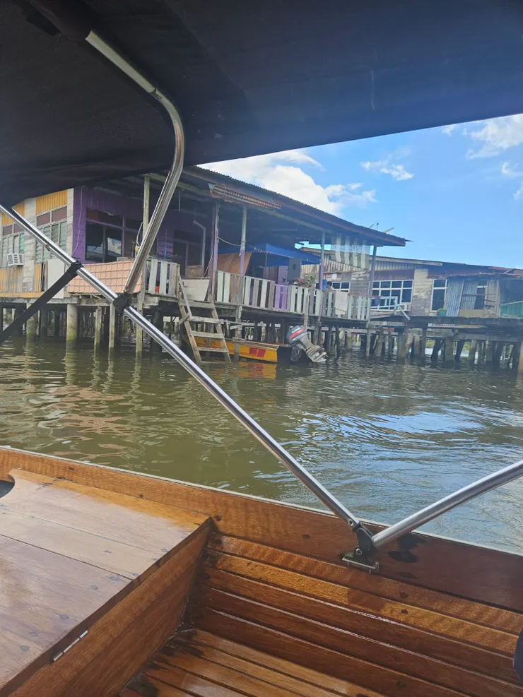 離開前補拍,阿嬤剛剛就在這個水上小屋向我們招手的~~