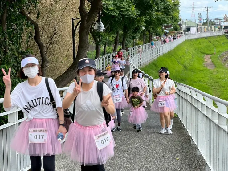 圖說：孩童與家長攜手奔跑，寓教於樂，增進親子感情。（圖／南崁桃庚診所）