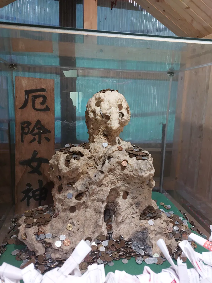 近拍神社的鐘乳石石像