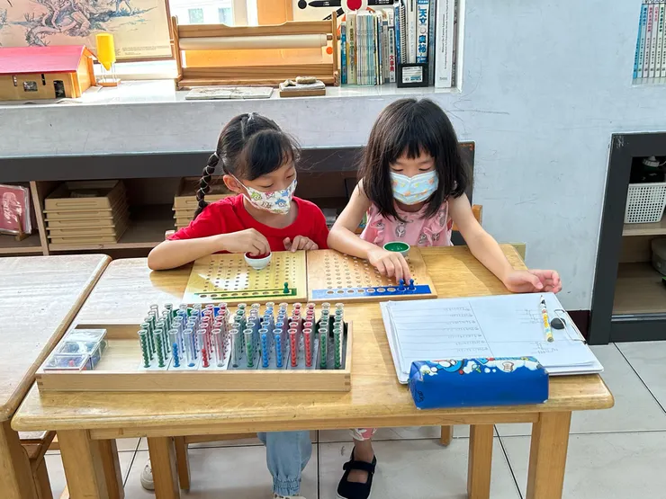 一個沒有課本的學校： 蒙特梭利小學  台南蒙特梭利小學   上華蒙特梭利實驗教育機構 