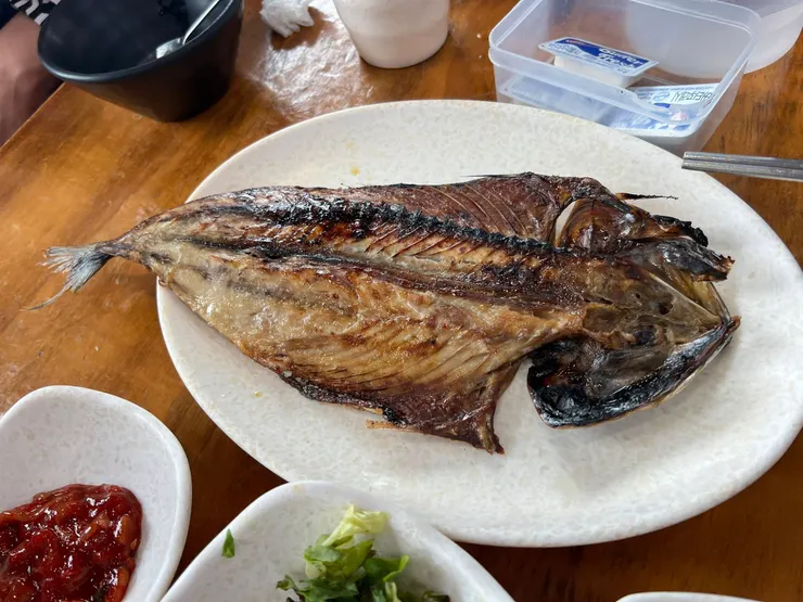 烤花飛魚油脂豐富,兩人贈送半尾。