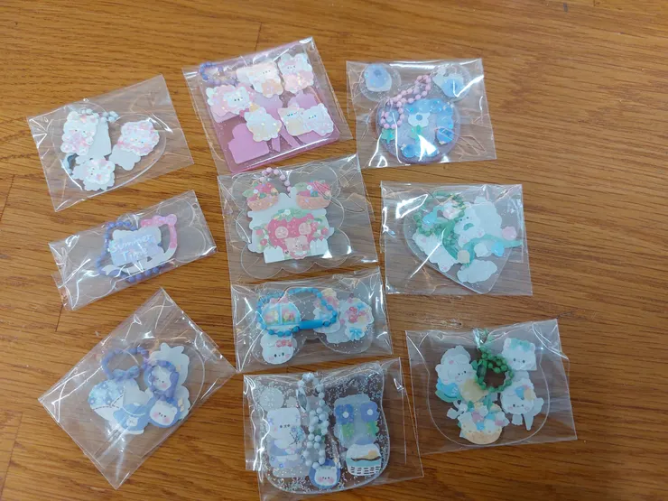 小女孩說做了幾個小飾品要讓我選擇送我