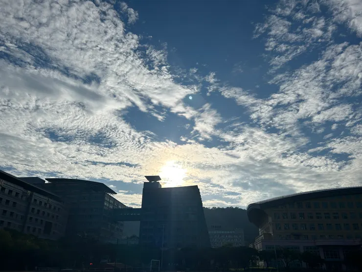 徐爺爺笑起來，真就像這樣一個好天氣！大家中秋節快樂呀：）