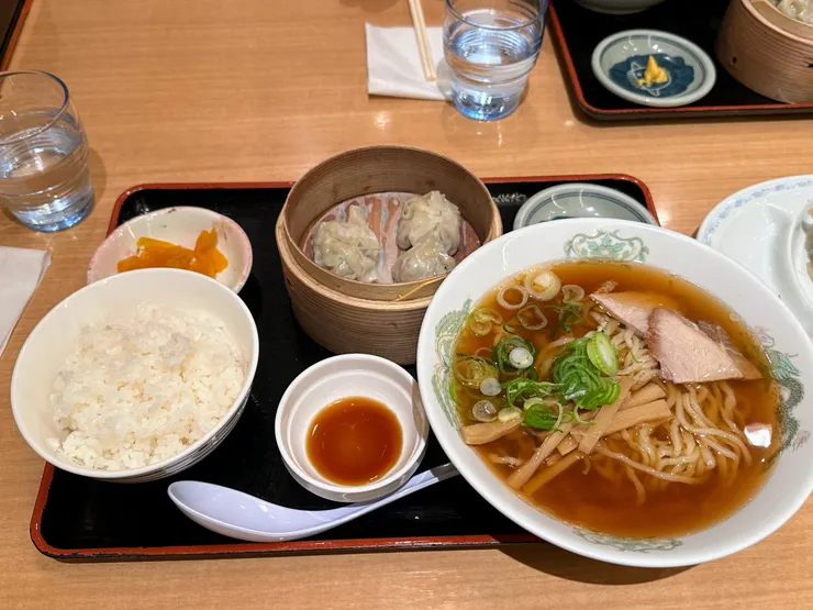 餛飩和煎餃是拉麵店的靈魂配角，碳水化合物炸彈是最基本的拉麵店禮儀