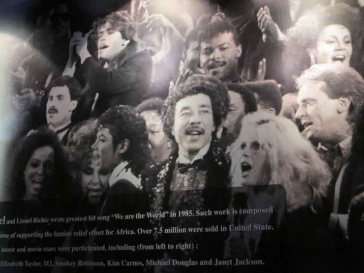 正式進入展廳了。這面牆上貼有著名慈善歌曲「We are the World」各獻唱者。此曲也是MJ一件十分值得讚頌的事跡。