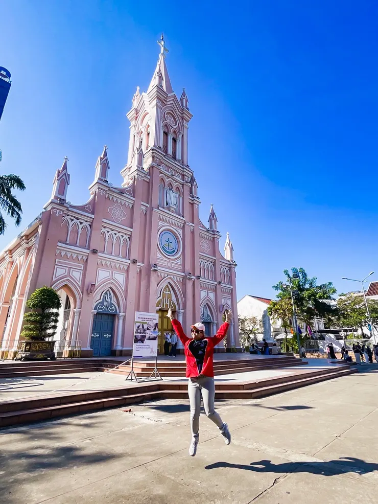 峴港韓江畔附近的粉紅教堂 shot by 導遊 @ 峴港,越南。 16 / 01 / 2026. ( 工作中的偷閒照 )
