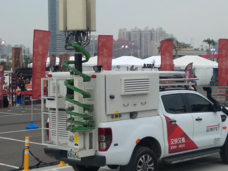 大卡司 連記者車都來了。