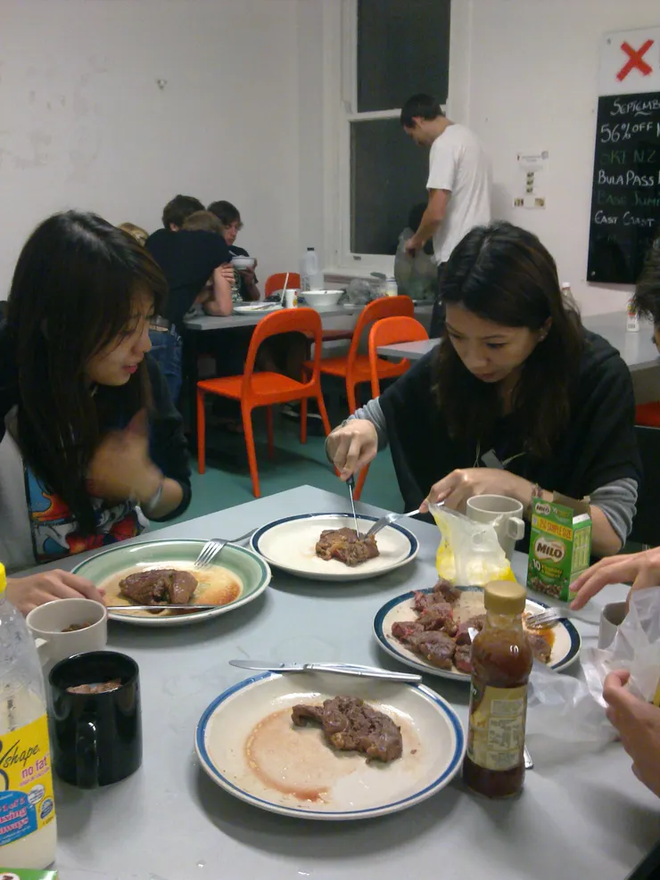 當然還有認識台灣正妹(小陳綺貞跟她表妹,後來有人直接嫁到澳洲了,現在是漢堡店的闆娘),大家一起煮飯的時光!真的是很開心,所以我選擇放棄公寓,哈哈