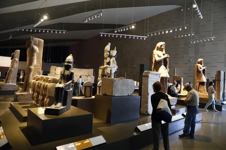 埃及大博物館展出了數千件來自史前、法老與羅馬時期的文物,其中包括圖坦卡蒙國王的黃金珍寶。