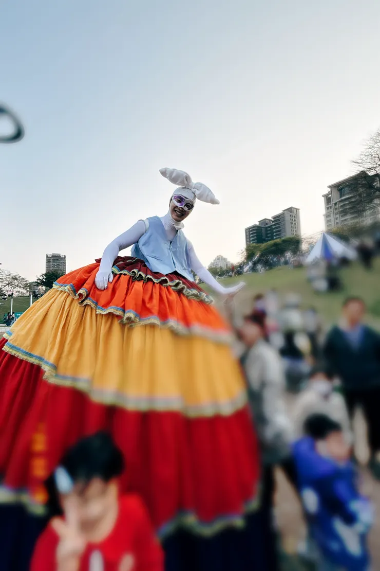 踩高蹺人強烈的存在感完全無法忽視，來個擊掌 High Five！