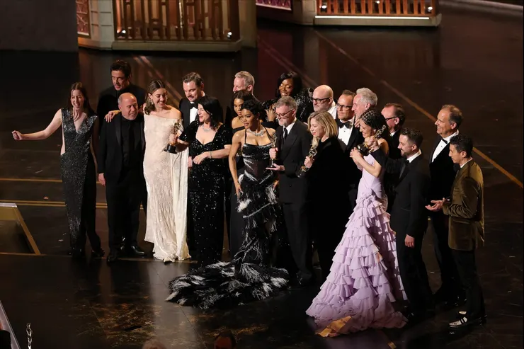 《一戰再戰》團隊上台領取最佳影片獎／IMDb