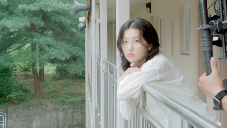 圖片來源：Red Velvet SEULGI 'Bad Boy, Sad Girl' Recording and Special Video Behind YouTube