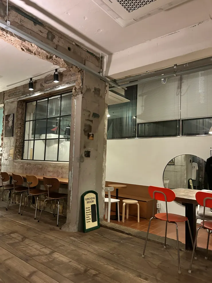 是一間適合安靜讀書也適合輕鬆聊天的咖啡廳