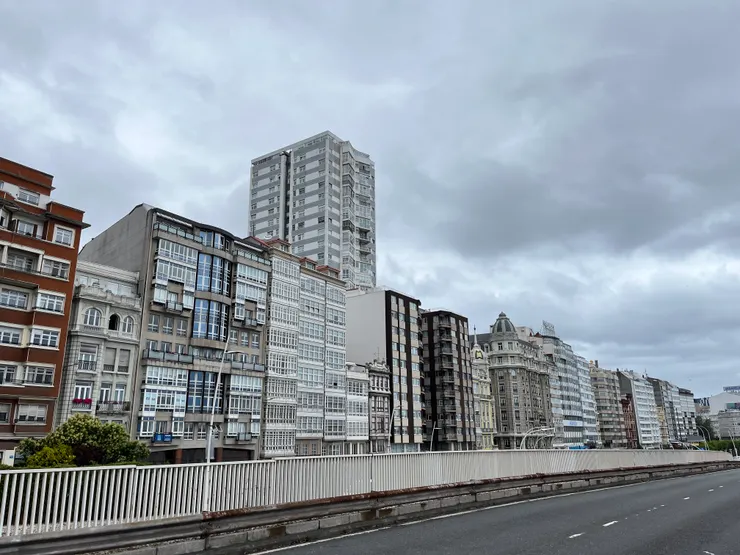 濱海的房屋都有玻璃陽台的特色,甚至讓這裡有 “玻璃城" 的稱呼