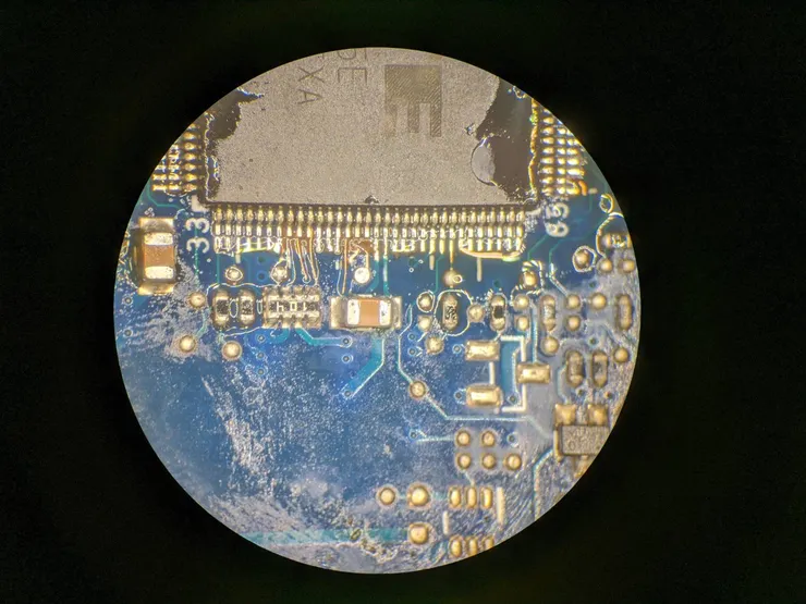 放上IC之後，把線路拉好。