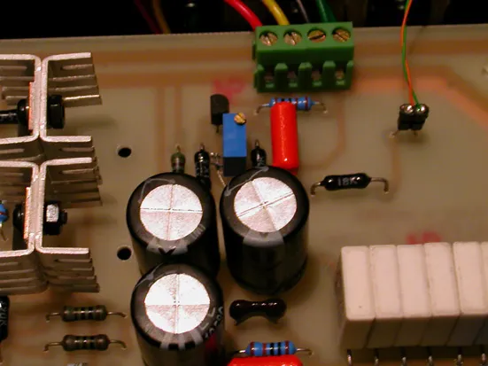 電路板上的固定電阻 R19 以藍色 100K VR 取代，使偏流可以調整