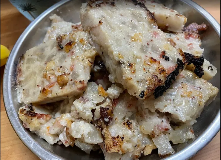 透明條狀的正是手切蘿蔔條呢！搭配奶奶高超的煎蘿蔔糕技巧，較濕潤的糕體看起來仍然挺像樣的。（作者拍攝）