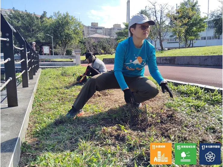 另一處的夥伴在下游池岸處種著穗花棋盤腳幼苗