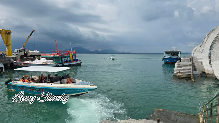 快艇長得就是圖中左側這樣