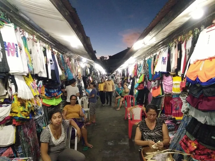 Kuta某一條街,都是便宜的衣服,必殺價。