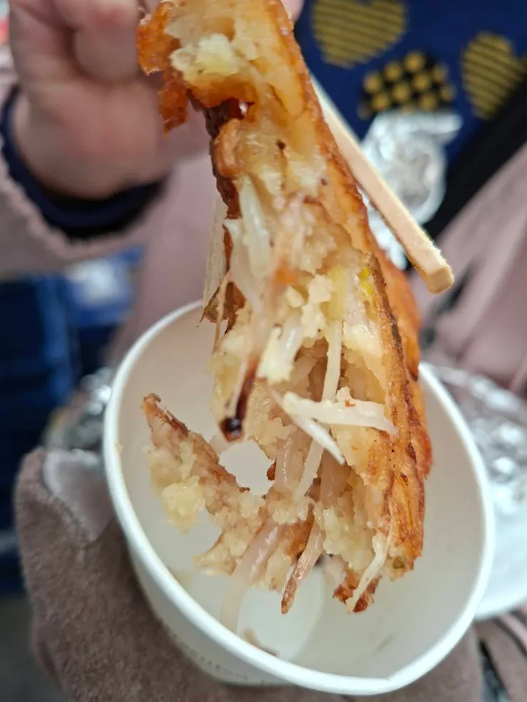 綠豆煎餅和肉餅外觀很像，但裡面包有更多蔬菜，咬起來更多了清脆的口感