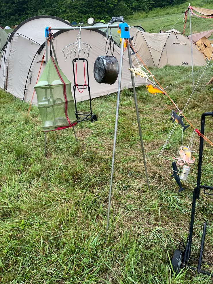 旁邊的帳篷掛了很多道具，氣氛滿點！