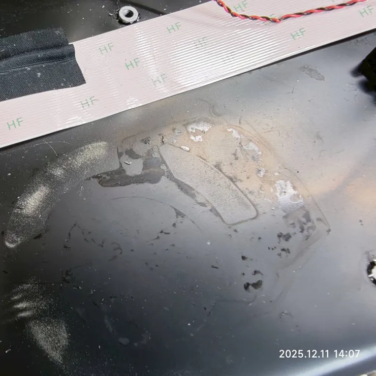底板打開,很明顯可以看到一灘水漬。