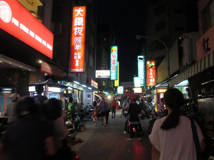 2016年走在成大旁的育樂街商圈內