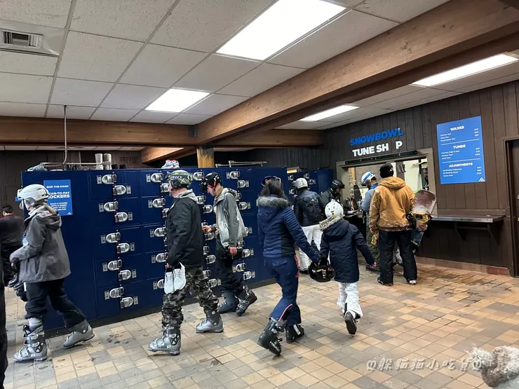 這邊使用的是密碼鎖置物櫃，可以先用手機記好密碼，才不會嗨完就忘了~ 