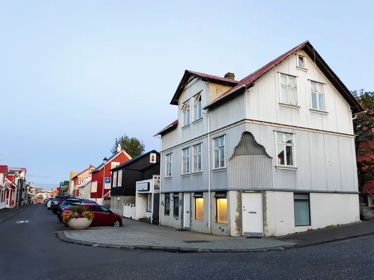 整排住宅都是鐵皮屋。